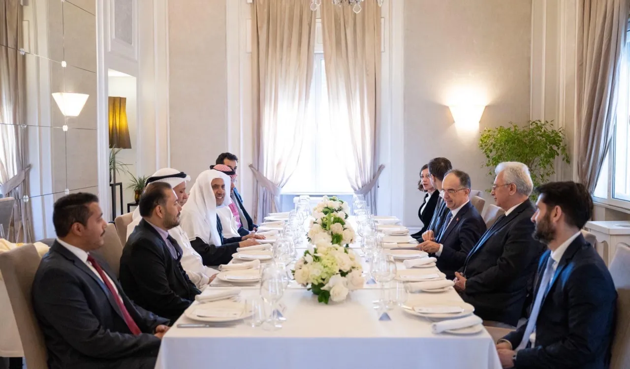 رئیس‌ جمهور آلبانی ضیافت ناهاری را به افتخار آقای دکتر شیخ محمد العیسی ، دبیرکل و رئیس انجمن علمای مسلمان، برگزار کرد.