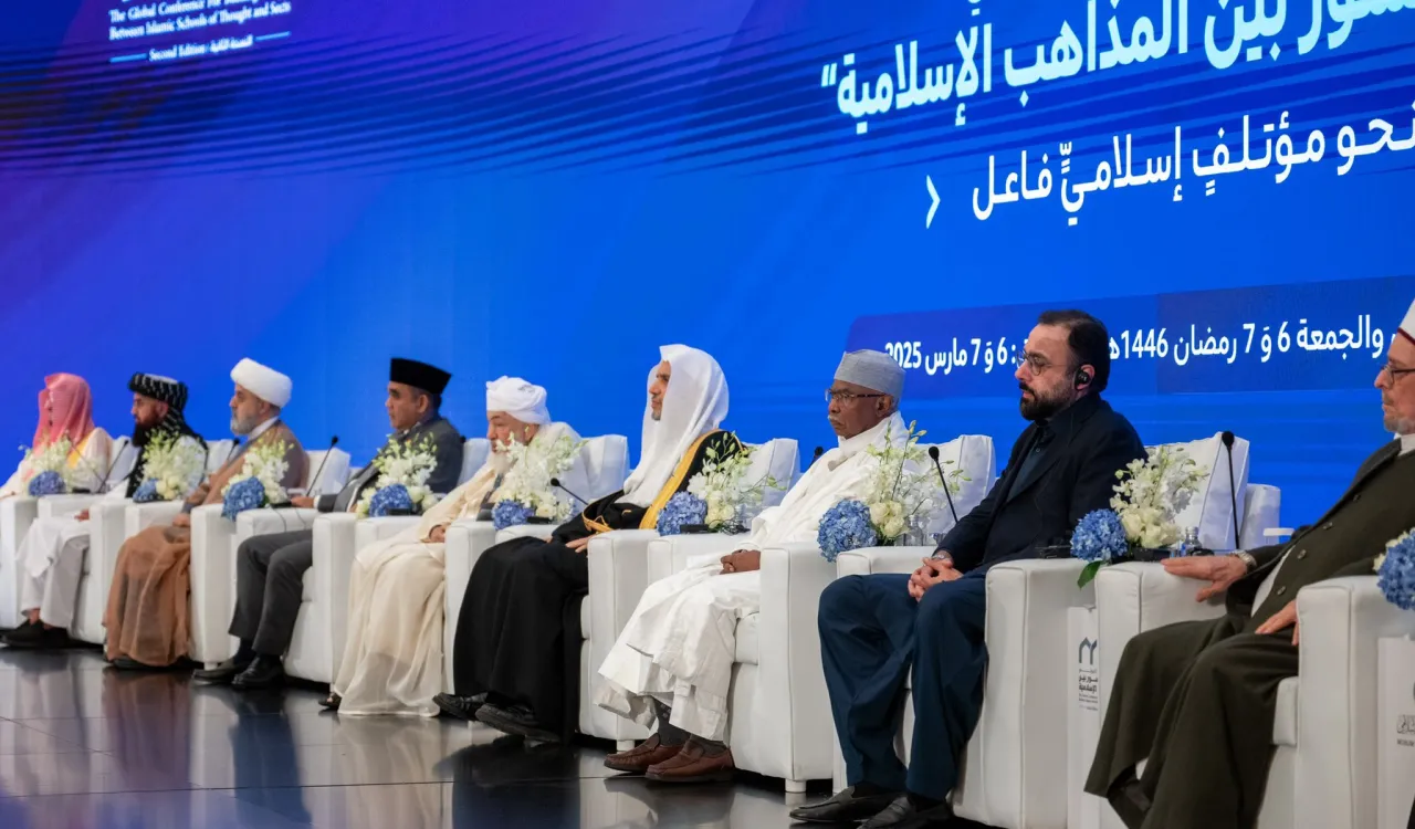 برای نخستین‌بار در تاریخ اسلام و با امضای علمای امت، حامل خیر برای تمام تنوع مذهبی، منشأگرفته از مهد رسالت اسلامی در مکه مکرمه و تحت حمایت کریمانه خادم حرمین شریفین، ملک سلمان بن عبدالعزیز آل سعود، پادشاه ممكت عربستان سعودی (حفظه‌الله)