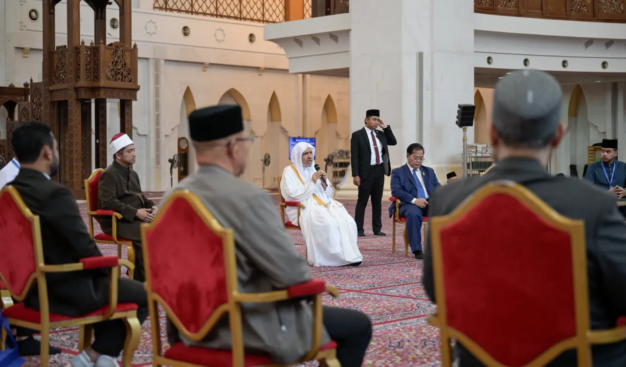ملائیشیا کے دار الحکومت کوالالمپور کی سب سے بڑی جامع مسجد میں خطبۂ جمعہ اور نماز سے فراغت کے بعد: