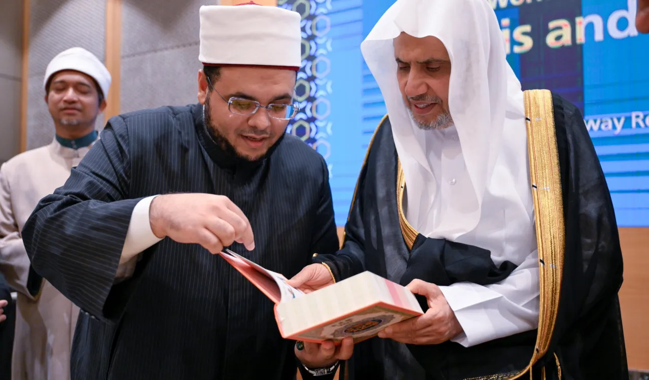 عقَدَ معالي الأمين العام، رئيسُ هيئة علماء المسلمين، فضيلةُ الشيخ د.⁧‫ محمد العيسى‬⁩ ‬⁩، في العاصمة الماليزية "كوالالمبور"، اجتماعًا مع كبار علماء ماليزيا من عموم الولايات، يتقدَّمُهم سماحةُ الإمام الأكبر المفتي العام لماليزيا، الشيخ فواز أحمد فاضل