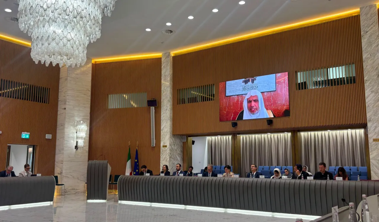 Le Secrétaire général, cheikh Mohammed Al-Issa est intervenu par visioconférence en tant qu’orateur principal lors de la réunion sur le dialogue interreligieux, tenue dans la capitale italienne, Rome