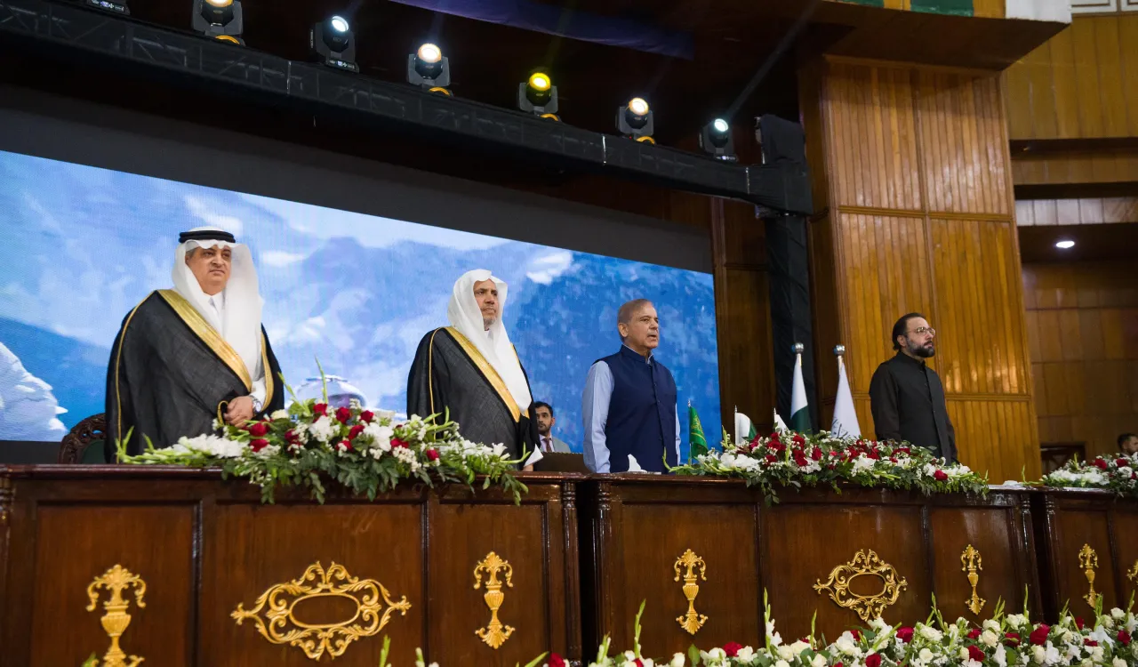 جناب بزرگوار نخست وزیر پاکستان آقای محمد شهباز شریف و جناب دبیر کل، آقای دکتر شیخ محمد العیسی در پایتخت اسلام آباد، ، در مراسم اختتامیه تجلیل از برگزیدگان مسابقه سالانه قرآنی حافظان جوان زیر ده سال