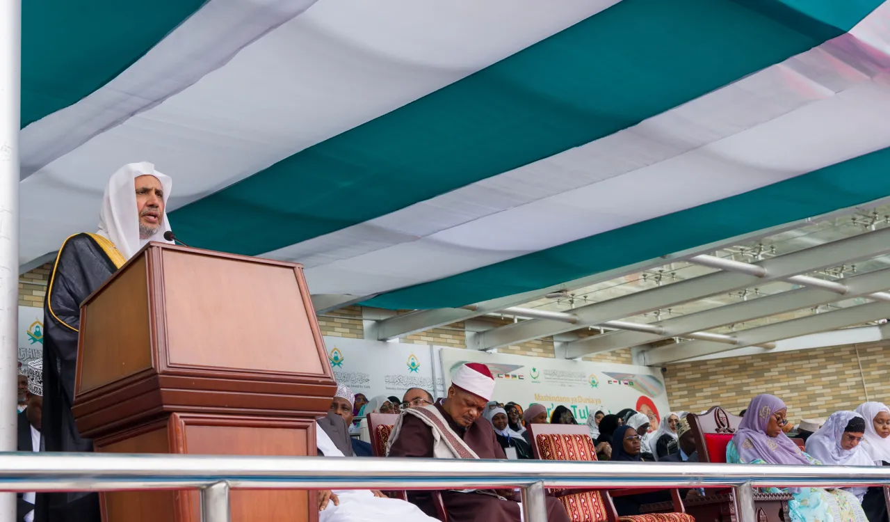 ‏(وفي ذلك فَلْيَتَنَافسِ المُتَنَافِسُون)  ‏ سباقٌ قرآنيّ عالميّ، هو الأول من نوعه تشهده القارّة الأفريقية، هدفُه "الإسهام في المزيد من تعزيز مكانةِ القرآنِ الكريم في عموم الوجدان الإسلامي"، وبخاصةٍ "تشجيع الفتيات على حفظ كتابِ الله الكريم وتلاوته وتعلمّه".