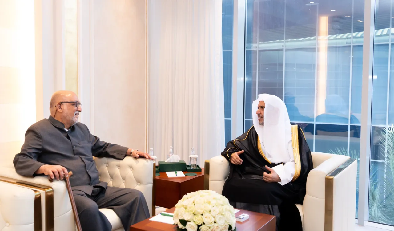 جناب آقای دکتر شیخ محمد العیسی، دبیرکل و رئیس انجمن علمای مسلمان، در دفتر خود در ریاض از جناب آقای محمد حسین محمد، رئیس مرکز اسلامی سریلانکا، استقبال کرد