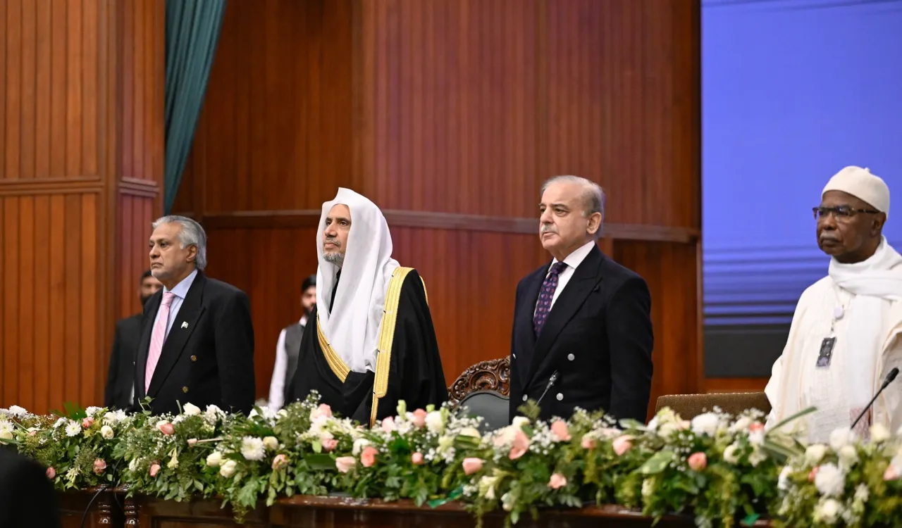 Le Premier Ministre de la République Islamique du Pakistan, M. Muhammad Shehbaz Sharif, lors de son parrainage de la conférence de la Ligue islamique mondiale : EducationDesFilles dans les sociétés musulmanes, depuis la capitale pakistanaise, Islamabad :