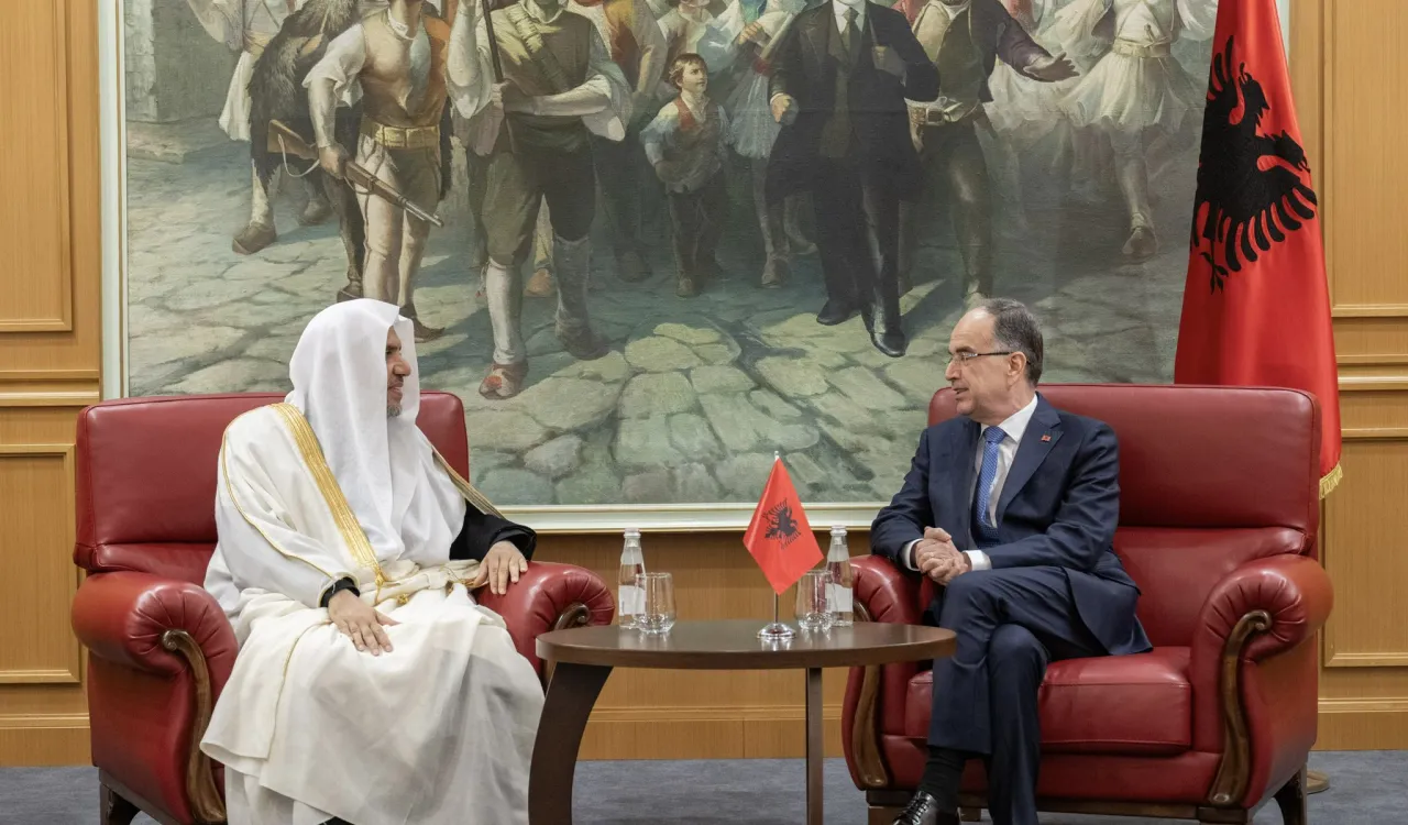 استقبل فخامة الرئيس الألباني السيد باجرام بيجاج في القصر الرئاسي بالعاصمة "تيرانا"، فضيلة الأمين العام، رئيس هيئة علماء المسلمين الشيخ د.⁧‫محمد العيسى‬⁩‬⁩، وقد شكر فخامته فضيلته على تلبية الدعوة بإلقاء خطبة العيد منوهاً بمضامينها