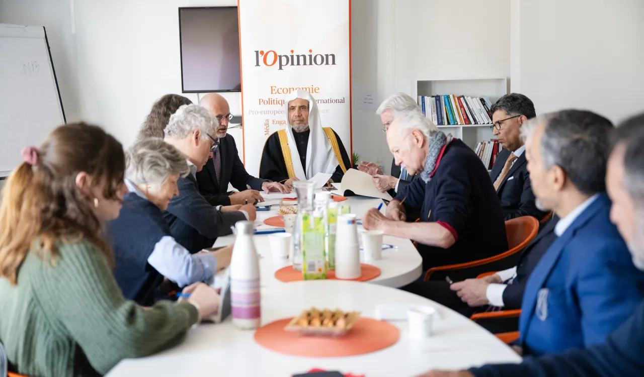 ‏استضافتْ يوميّة "لوبينيون" في مقرها بالعاصمة الفرنسية "باريس"، مائدةً مستديرةً مع معالي الأمين العام، رئيس هيئة علماء المسلمين، فضيلة الشيخ د.⁧‫محمد العيسى‬⁩‬⁩، حضرها عدد من المراكز البحثية والسياسيين وصنّاع الرأي، تناولت