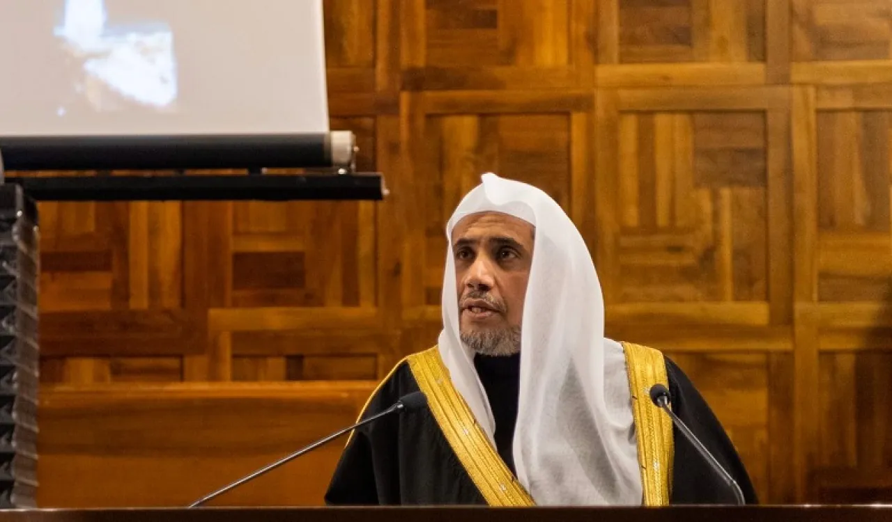En présence du doyen de l’université et du président du comité pontifical pour le dialogue Mohammad Alissa a tenu une conférence à l’université catholique en Italie suite à laquelle il a été décoré de la médaille de l’université.