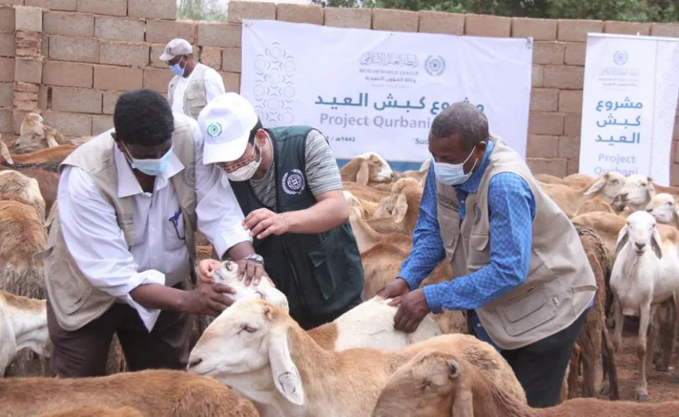 رابطة العالم الإسلامي‬⁩ مستمرة في  تنفيذ مشروع  “كبش العيد” للفقراء والمحتاجين والمتضررين من جائحة كورونا