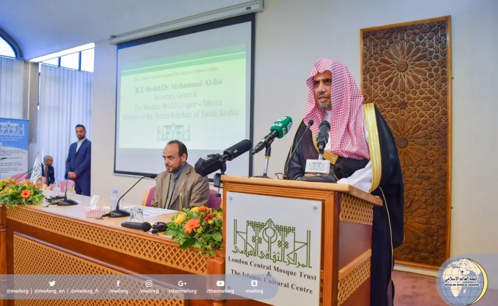 HE the SG talking to Muslim community in the Islamic cultural center in Britain . The talk centered around topics of benefit to the community.