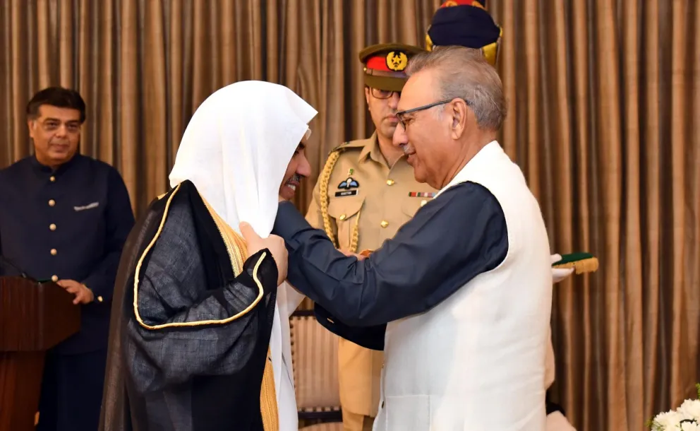 Pakistan President awards Secretary General of MWL “Crescent of Excellence” the highest in the country in appreciation of his efforts in spreading the message of peace in the name of Islam and combating “Islamophobia”: