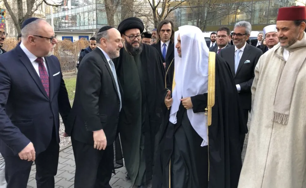 HE Dr. Mohammad Alissa and Muslim dignitaries were greeted at the Nożyk Synagogue by Chief Rabbi Michael Schudrich and other Jewish leaders this afternoon