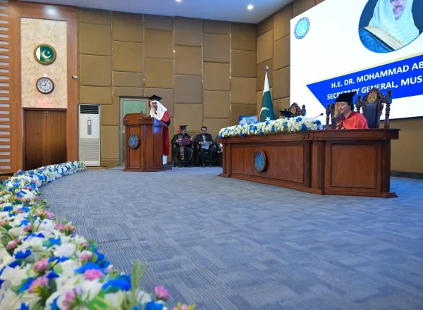 الجامعةُ الوطنيةُ في العاصمة الباكستانية "إسلام آباد"، تمنحُ معاليَ الأمين العام، رئيسَ هيئة علماء المسلمين، فضيلةَ الشيخ د.⁧‫ محمد العيسى‬⁩‬⁩، شهادةَ الدكتوراه الفخرية في فلسفة العلاقات الدولية