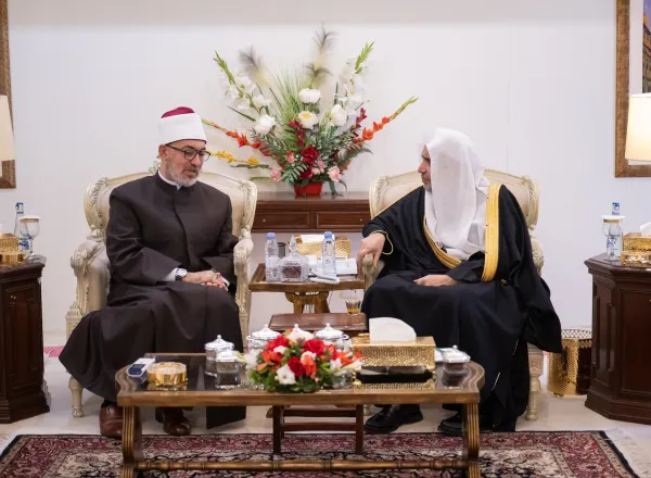 His Excellency Sheikh Dr. Mohammed Al-Issa, Secretary-General of the Muslim World League (MWL) and Chairman of the Organization of Muslim Scholars, met with His Eminence Sheikh Dr. Nazir Muhammad Ayad, Grand Mufti of Egypt.