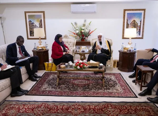 At his residence in Islamabad, the capital of Pakistan, His Excellency Sheikh Dr. Mohammed Al-Issa received Her Excellency Ms. Roza Otunbayeva