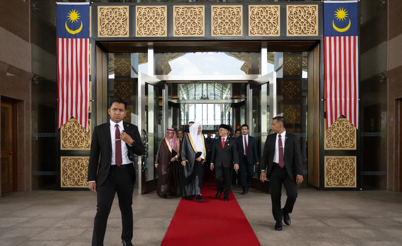 ‏يرأسُ بالشراكة مع الحكومة الماليزيّة؛ القمةَ الدوليةَ للقيادات الدينية، والاجتماعَ الثالثَ لمجلس علماء آسيان. ‏كما يدشِّنُ برعاية رئيس الوزراء ملتقى المجمع الفقهي الإسلامي، والملتقى العالميّ للتصديق على الإجازات القرآنية في العاصمة الماليزيّة "كوالالمبور":  ‏معالي الأمين العام، رئيس هيئة علماء المسلمين، فضيلة الشيخ د.⁧‫محمد العيسى‬⁩‬⁩، يصِلُ اليومَ على رأس وفدٍ من ⁧‫رابطة العالم الإسلامي‬⁩، إلى مطار كوالالمبور الدولي،حيث كان في استقباله الوزير برئاسة الوزراء معالي السيناتور الدكتور محمد نعيم بن مختار، وعدد