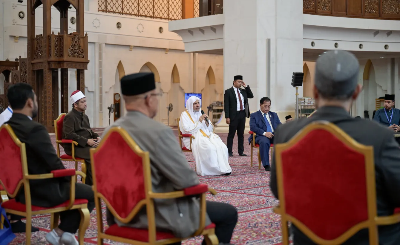 معالي الأمين العام، رئيس هيئة علماء المسلمين، فضيلة الشيخ د.⁧‫محمد العيسى‬⁩‬⁩، يعقد جلسةً علمية داخل الجامع مع كبار علماء آسيان تناولت تشخيص وتحليل وسبُل معالجة رُهاب الإسلام "الإسلاموفوبيا"