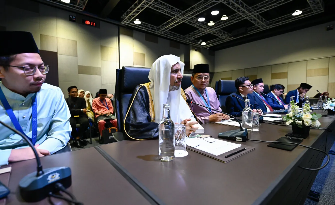 Al margen de la tercera Cumbre internacional de líderes religiosos: El Secretario General, el Sheij Dr. Mohammed Al-Issa se reunió, en la capital malasia, Kuala Lumpur, con jóvenes líderes entre estudiantes universitarios e investigadores
