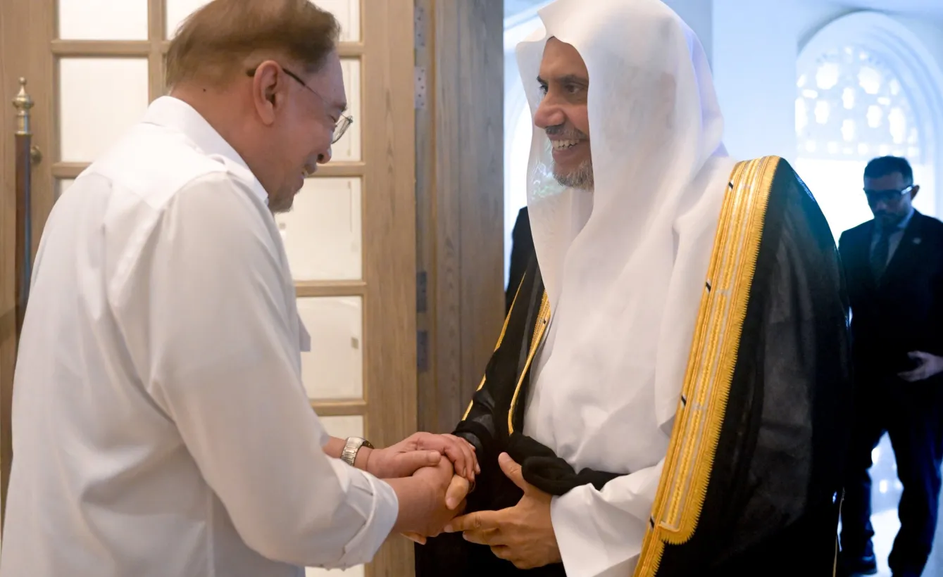 Le Premier ministre de Malaisie, Dato’ Seri Anwar Ibrahim, a reçu, au palais malaisien de l’hospitalité, Résidence du Premier ministre, le Secrétaire général, Président de l’Organisation des savants musulmans, cheikh Mohammed Al-Issa