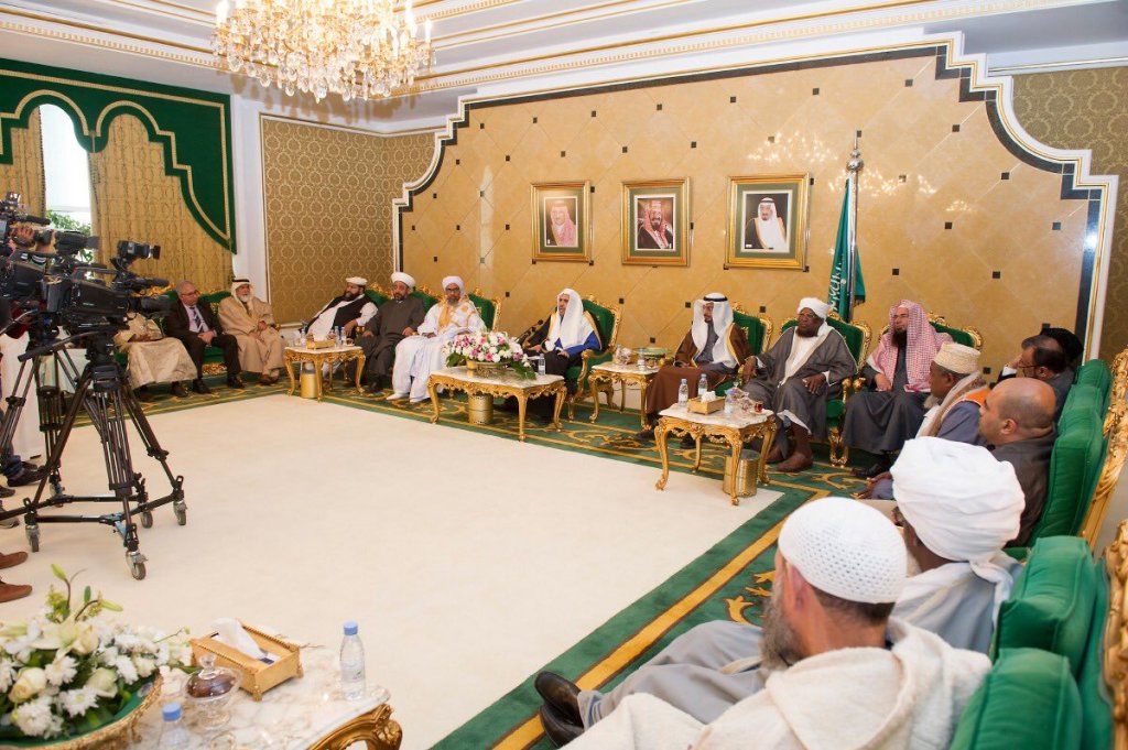   معالي الأمين ملتقياً اليوم ضيوف المهرجان الوطني للتراث والثقافة، ومتحدثاً : شعارنا (الإسلام للجميع)، وندفع (الإسلاموفوبيا) بالتي هي أحسن