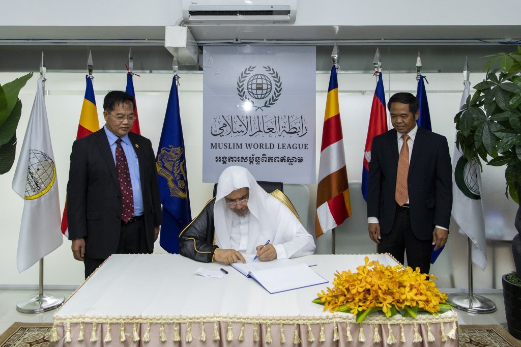 At the Islamic Center in Phnom Penh, Cambodian Islamic leaders commended Dr. Mohammad Alissa’s efforts promoting religious harmony in diverse societies, an undertaking that has helped Muslim minorities there.