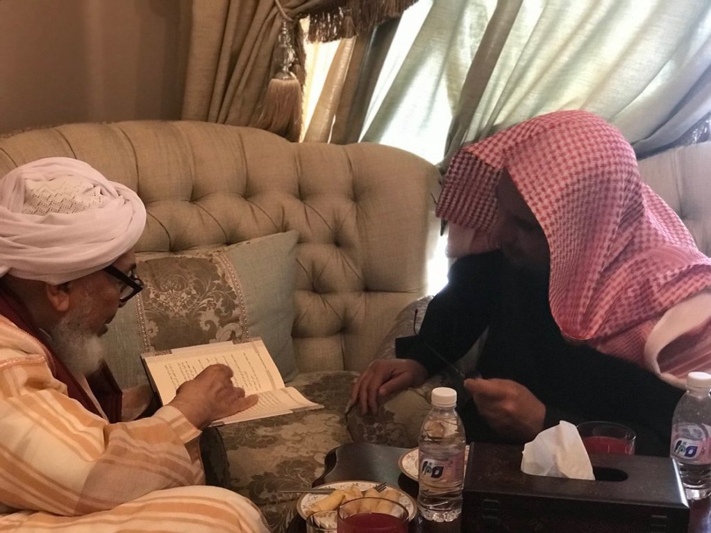 ‏انسجاماً مع عالمية التواصل الإسلامي للرابطة معالي الأمين العام الشيخ د. محمد العيسى في زيارةٍ لمعالي الشيخ عبد الله بن بيه (رئيس منتدى تعزيز السلم) في منزله الخاص حيثُ استعرضا في جلسةٍ موسعة عدداً من الموضوعات العلمية