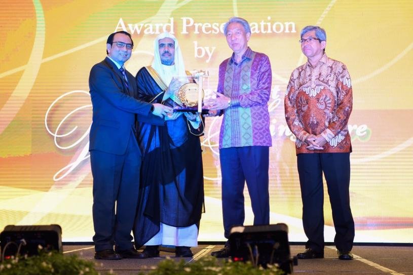 H.E. the SG received Award of promoting inerfaith & cultural rapprochement & spreading tolerance & peace values from Singapore V. Premier.