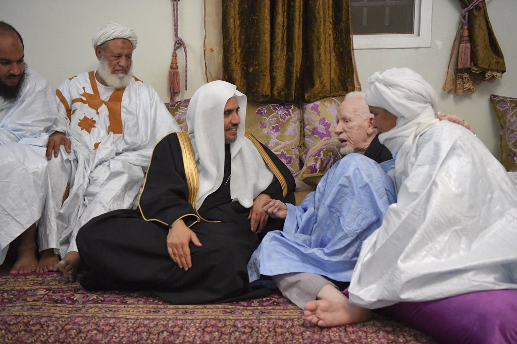 His Excellency SG visits in Nouakchott His Eminence erudite Sheikh Hamdun Ould Alttah, Mauritanian scholars league'Head, who gives HE SG some of the books he authored as a gift